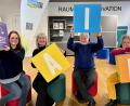 Bild: Gabi Schönberger
Die Fairtrade-Lenkungsgruppe trifft sich mehrmals im Jahr, um neue Projekte zu planen: Laura Völkl, Cornelia Völkl, Veit Wagner und Annette Rösel (von links).