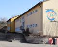 Bild: mrr
Im rückwärtigen Bereich der Grundschule Rieden, beim hintersten Gebäude neben den Werkräumen, soll der Erweiterungsbau für die offene Ganztagsschule entstehen.