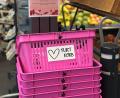 Bild: Raphael Dirnberger
Mit einem Schild wird auf den Sinn der Flirtkörbe aufmerksam gemacht. Wer sich einen pinken Korb nimmt, signalisiert damit "offen für Begegnungen" zu sein.