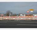 Bild: jr
Gesperrt ist seit Dienstag der vordere Abschnitt der Carl-Zeiss-Straße im Gewerbegebiet Birkigt in Mitterteich. Die Einkaufsmärkte und einige Betriebe sind über eine Umleitung zu erreichen.