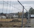 Bild: vsr
Ein Teil des Geländes rund um die ehemalige Textilfabrik ist schon eingezäunt. Vor Baubeginn Ende März wird das Areal noch weiter abgesichert.