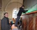 Bild: prh
Weit vorangeschritten sind die Arbeiten an der Weise-Orgel in der Katholischen Pfarrkirche in Plößberg. Intonateur Lukas Degler (rechts) sorgt dafür, dass die Orgel die ideale Klangfärbung erhält. Organist Florian Löw (links) ist angetan von den bisherigen Ergebnissen.