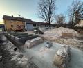 Bild: mgo
Die Baumaßnahmen für den geplanten Mehrgenerationentreffpunkt im Pausenhof der Schwarzenbacher Grundschule haben begonnen.