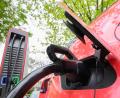 Symbolbild: Julian Stratenschulte/dpa
Wer ein E-Kennzeichen am Auto hat, parkt künftig in Amberg kostenlos.