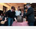 Bild: Wolfgang Steinbacher
Den offiziellen Startschuss zur Eröffnung der Bockbiersaison beim Bruckmüller gab erstmals Sohn Xaver Bruckmüller, der das Fass anzapfte. Zufrieden mit seinen Schlägen waren die Wirtsleute Herbert und Gertraud Erras sowie Vater Anton Bruckmüller .