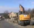 Archivbild: wro
Für Restkosten für die Erneuerung der Wasser- und Kanalleitungen in Falkenberg (im Bild der Sanierungsabschnitt Tirschenreuther Straße) legt die Marktgemeinde 443.000 Euro bereit. Hinzu kommen 306.000 Euro für die Breitbanderschließung.