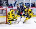 Bild: Tobias Neubert
Constantin Vogt (blaues Trikot) von den Blue Devils Weiden behauptet sich gegen die Krefelder Übermacht aus Mike Fischer (von rechts), Maximilian Hops und Goalie Felix Bick.