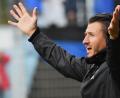 Bild: G. Büttner
Michael Riester gestikuliert am Spielfeldrand: Der Trainer der SpVgg SV Weiden hofft, dass seine Mannschaft auch in der Restrunde der Bayernliga Nord positiv überrascht.
