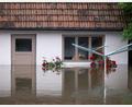 Symbolbild: Sven Hoppe/dpa
Wenn das Eigenheim von Überschwemmungen betroffen ist, kann eine Elementarschadenversicherung zumindest den finanziellen Schaden lindern.