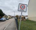 Bild: Polizeiinspektion Schwandorf/exb
In der St.-Vitalis-Straße fuhr ein Unbekannter gegen einen Gartenzaun. Außerdem wurde das Standrohr eines Verkehrszeichens schief gedrückt.
