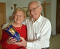 Bild: jr
„Diese Vase habe ich persönlich bemalt“, sagte Reinhold Csakli an seinem 85. Geburtstag im Rückblick auf sein berufliches Wirken. Mit seiner Ehefrau Veronika ist er seit fast 60 Jahren verheiratet.