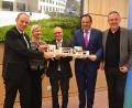Bild: jr
Offizielle Schlüsselübergabe mit Präsident Daniel Kleffel (von links), Elisabeth Bücherl-Beer, Vizepräsident Oliver Schrempel, Staatssekretär Martin Schöffel und Architekt Peter Kuchenreuther.