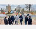 Bild: Gabi Schönberger
Es tut sich was im neuen Baugebiet "Horbach" an der Straßenkreuzung "Zum Burgstall"/Etzenrichter Straße. Hier entsteht das erste Wohnhaus mit sechs Einheiten. Vertreter der Stadt Weiden, Projektplaner und Baufirma trafen sich diese Woche zum offiziellen Start des Bauprojekts.