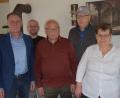 Bild: bö
85. Geburtstag feiert Josef Luschmann (Mitte) aus Schmidmühlen. Ihm gratulieren (von links) Zweiter Bürgermeister Mathias Huger, sein Sohn Josef Luschmann jun., sein Bruder Ernst Wein und seine Tochter Heidemarie Luschmann.