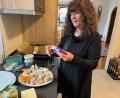 Bild: ihl
Für Oberpfalz-Medien bereitet Daniela Wopperer vegane Kostproben vor.