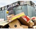 Archivbild: Gabi Schönberger
Die Kameraaufnahmen zeigen: Trotz Schlitzcontainern legen Personen große Mengen an Karton und Papier direkt neben den Presscontainern ab.