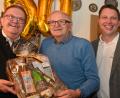 Bild: gf
Zwei Martins gratulierten dem 90-jährigen Hermann Kißeler (Mitte) zum 90. Geburtstag – einmal Bürgermeister Martin Preuß (links) im Namen der Stadt und Martin Schafbauer (rechts), der die Glückwünsche der städtischen Mitarbeiter übermittelte.