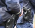 Symbolbild: Robert Michael/dpa
Die Kriminalpolizei überprüft die Schussabgabe der Beamten.