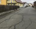 Bild: sei
Gleich bei der Einfahrt von der Etzenrichter Straße sieht man, dass der Drosselweg sanierungsbedürftig ist.
