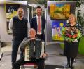 Bild: Sparkasse, Ulrike Lorenz/exb
Die Künstlerin Olga Nasseide (rechts) präsentiert mit ihrem Sohn Robert Nasseide (von links), Musiker Fredy Granzer und stellvertretendem Gebietsdirektor Martin Maier ihre Werke.