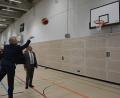 Bild: jr
Landrat Roland Grillmeier und Schulleiter Matthias Weiser (links) beim Basketball-Vergleich.
