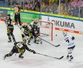 Bild: samla.de
Kein Tor: Luca Gläser (rechts) von den Blue Devils Weiden verfehlt in dieser Szene das Tor der Krefeld Pinguine.