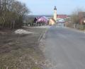 Bild: fz
Auf der Fläche (links) gegenüber dem Friedhof in der Hirschauer Straße wird sich in Zukunft der Abfallcontainerstandort befinden.