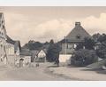 Bild: Archiv Werner Robl
Der Pfarrhof am Kirchplatz in Wiesau befindet sich in Nachbarschaft des Anwesens Stefflwirt (links im Bild). Darunter - in Richtung Tal - erkennt man den ehemaligen (heute deutlich veränderten) Aslhof. Unten sieht man das inzwischen verschwundene Lebensmittelgeschäft Härtl. Aus den Bäumen (rechts oben) spitzt der Turm der Kreuzbergkirche hervor.