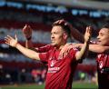 Bild: Daniel Karmann/dpa
Der Nürnberger Julian Justvan jubelt mit seinen Kollegen über seinen Treffer zum 2:0 gegen Fürth.