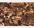 Bild: Archiv Heimat- und Kulturverein Freudenberg
Dieses Luftbild diente als Vorlage für das Bild: Wutschdorf in den 1950er-Jahren. Damals standen noch viele alte Bauernhäuser, unter anderem beim Ochsenwirt, beim Kochschreiner und beim Bojerhansl.