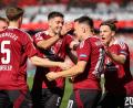 Bild: Daniel Karmann/dpa
Der Club hat derzeit einiges zu bejubeln: Beim 3:0 gegen Fürth vor allem Tore von Stefanos Tzimas (Mitte) und Julian Justvan (Zweiter von rechts). Nach dem Sieg gegen den Nachbarn ist der 1. FC Nürnberg mitten im Aufstiegsrennen zur Bundesliga.