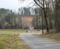 Bild: bjp
Die Gemeindestraße (im Vordergrund), die die Kiesgrube Schmierhof mit der Kreisstraße NEW 5 verbindet, steht den Kieslastern weiterhin zur Verfügung. Der Gemeinderat verlängerte die Sondererlaubnis für Lkw über 7,5 Tonnen Gesamtmasse.