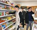 Bild: tss
Drei junge syrische Männer beim Einkaufen im "Al Abbas": Aktuell überwiegt die arabische Kundschaft.