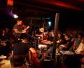 Bild: prh
Auf Tuchfühlung mit dem Publikum gehen die bayerischen Gipsy-Könige "Django 3000" bei ihrem Unplugged-Konzert auf dem Schafferhof.