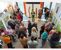 Bild: Georg Lang/exb
Zahlreiche Besucher lassen sich am Marktsonntag die Eröffnung der Kunstausstellung mit Blumengemälden und Holzskulpturen nicht entgehen.