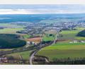 Archivbild: mür
Vom Grenzübergang bei Hundsbach bis zum Stadtgebiet Waldsassen (hinten) verläuft die Bundesstraße 299 schon seit Jahren auf einer neuen Trasse. Für die Fortsetzung im Abschnitt Waldsassen–Kondrau liegt die Baugenehmigung vor, die Freigabe für den Baubeginn aber steht noch aus.