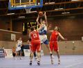 Archivbild: Dieter Jäschke
Die SEC Baskets Weiden verloren ihr Spiel bei CVJM Erlangen. Im Bild eine Szene aus dem Hinspiel mit dem Weidener Marc Deinlein (Mitte).