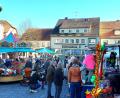 Bild: lg
Der sonnige Nachmittag regt zu einem Bummel auf dem Marktplatz an, wo auch die meisten Fieranten mit der Kauflaune der Besucher zufrieden waren.