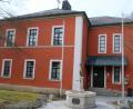 Bild: do
Beobachtet vom hl. Florian plant der Gemeinderat als Zwischenlösung für die angedachte Generalsanierung des Alten Schulhauses in Oberbibrach im Treppenhaus den Einbau eines Kurven-Treppenliftes. Eine Lösung, die mit Blick auf die Eingangsgtreppe eine Barrierefreiheit in den 1. Stock nur bedingt herstellt.