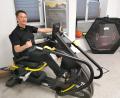 Bild: Portner
Physiotherapeut Henry Seifert zeigt am Ganzkörpertrainer, dass auch Personen mit starken Bewegungseinschränkungen aktiv Muskeln aufbauen können.