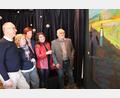 Bild: prh
Die beiden Künstler Stefan (links) und Manfred Ullrich (rechts) erklären Silke Winkler, Tanja Kippes und Dr. Sema Tasali-Stoll (von links) im Rahmen der Vernissage ihre ausgestellten Werke.