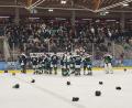 Bild: Verein/EHC Stiftland Mitterteich
Nach dem letzten Penalty gab es kein Halten mehr und die Spieler des EHC Stiftland Mitterteich entledigten sich ihrer Ausrüstung.