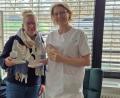 Bild: Friedrich Peterhans
Chefärztin Dr. Stephanie Kuchlbauer (rechts) freut sich über eine 2300-Euro-Spende für die Palliativstation am Klinikum Weiden von Katrin Sterl aus Plößberg.