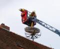Bild: bsc
Passgenau setzten Max Winkler und Bastian Kaiser (im Korb von links) von der Feuerwehr Erbendorf das Storchennest in die vorgesehene Halterung.