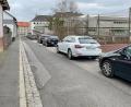 Bild: Petra Hartl
Im Viertel rund um das Gregor-Mendel-Gymnasium (rechts im Bild) und insbesondere in der Dientzenhoferstraße in Amberg ist das Parken umkämpft. Um den Verkehr für Radfahrer sicherer zu machen, wird die Straße zur Einbahnstraße, was auch Auswirkungen auf die Parkplätze hat.