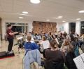 Bild: Ina Piehler
Helena Goldbach dirigiert das Orchester des Musikvereins Freudenberg.