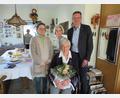Bild: adj
Im Beisein ihrer beiden Töchter Theresia und Hildegard (stehend, von links) nahm Ermelinde Fröhlich (sitzend) die Glückwünsche zum 90. Geburtstag von Bürgermeister Ernst Schicketanz (rechts) entgegen.