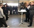 Bild: mma
Daniel und Dietmar Lenk (vorne, von rechts) stellten ihren Heizungs- und Lüftungsbaubetrieb vor.