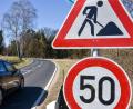 Bild: Stephan Huber
Am Montag, 31. März 2025, beginnen die Bauarbeiten auf der Straße zwischen Altmannshof und Obersdorf. Die Strecke ist voraussichtlich acht Monate gesperrt.