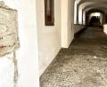 Bild: Gabi Schönberger
Die Rathauspassage in Neustadt bekommt eine hellere Beleuchtung und frische Farbe